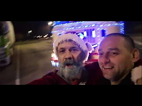 Weihnachtstruck unterwegs auf der Autobahn