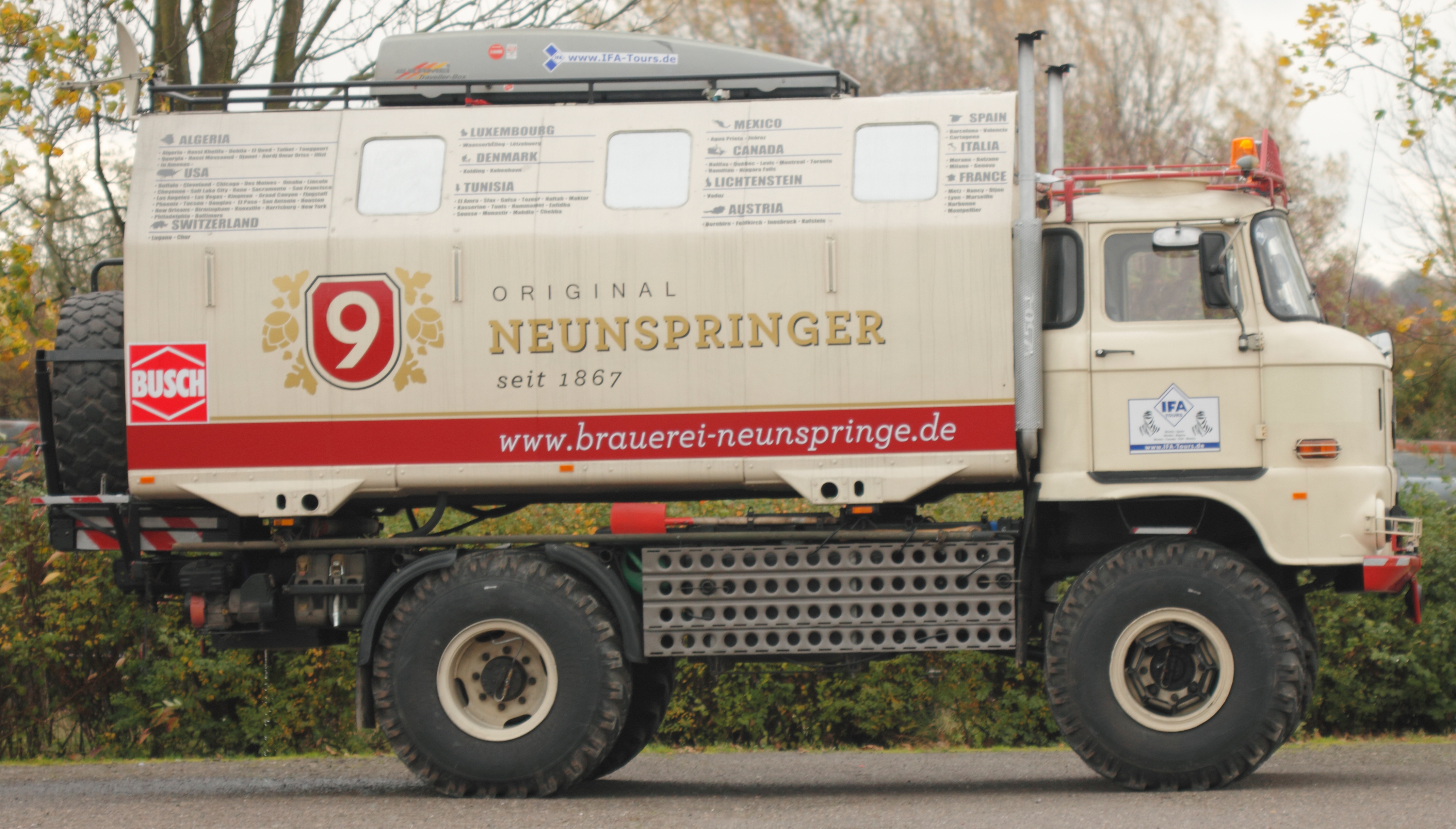 IFA W50 Allrad Expeditionsfahrzeug von Renato Pietsch von der Seite mit LAK II GFK-Kofferaufbau und der Neunspringe Brauerei Länderliste.