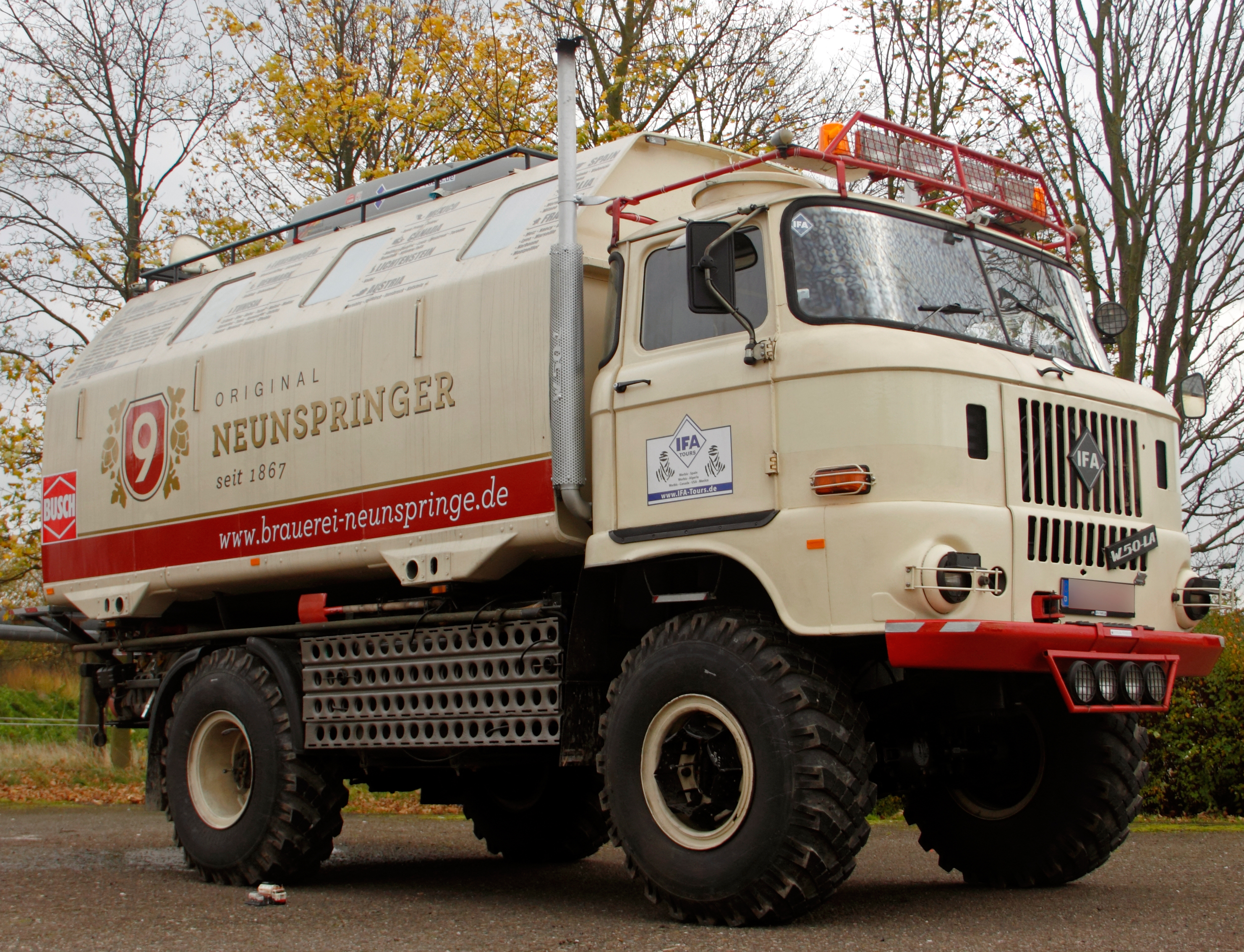 Der historische IFA W50 Expedition 4x4 Lkw Willi von Renato Pietsch in der Schrägansicht von vorne rechts mit Neunspringer Aufschrift.