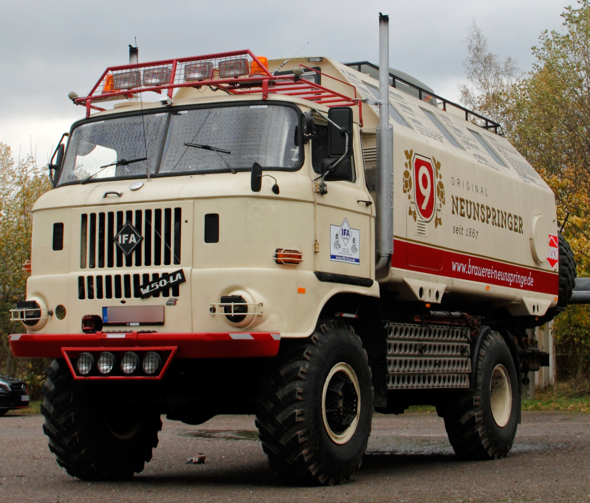 IFA W50 Expedition 4x4 Truck von Renato Pietsch in der Schrägansicht von vorne links mit aufgebautem Dachträger.