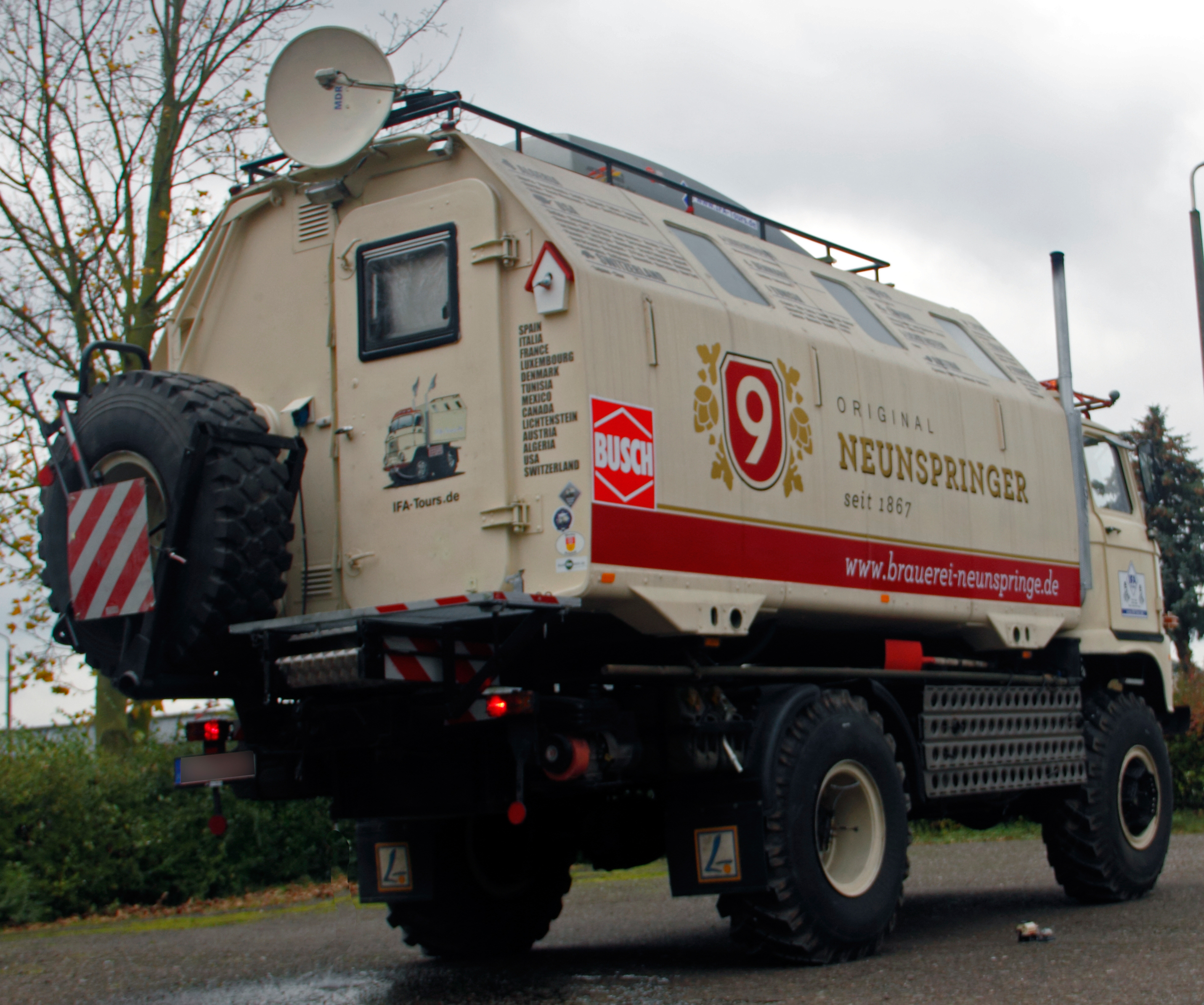 Heckansicht schräg links des IFA W50 Neunspringer Truck von Renato Pietsch (IFA-Tours) mit Satellitenschüssel und Ersatzrad.