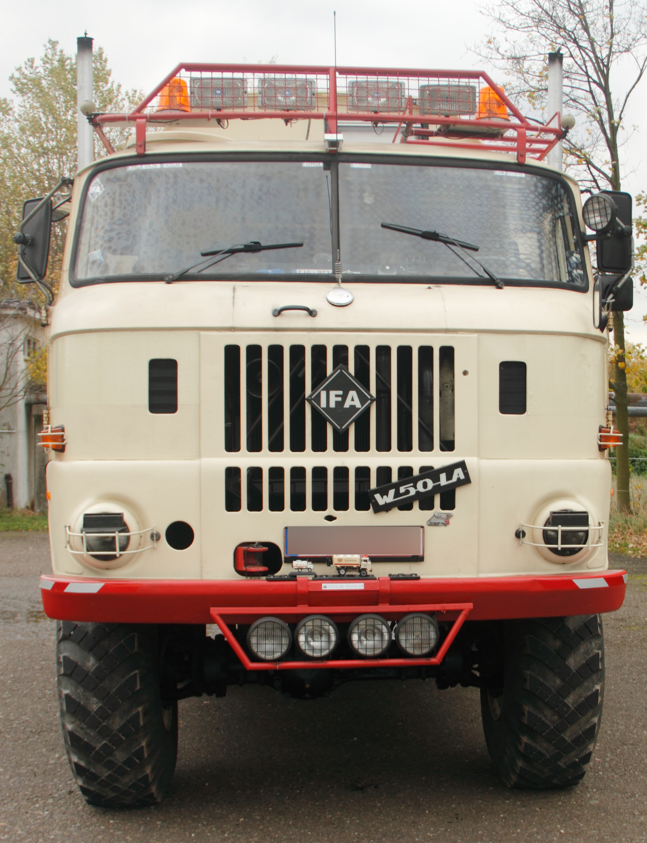 Symmetrische Frontansicht des IFA W50 LA Overland Truck mit markantem IFA Logo und Zusatzscheinwerfern von Renato Pietsch.