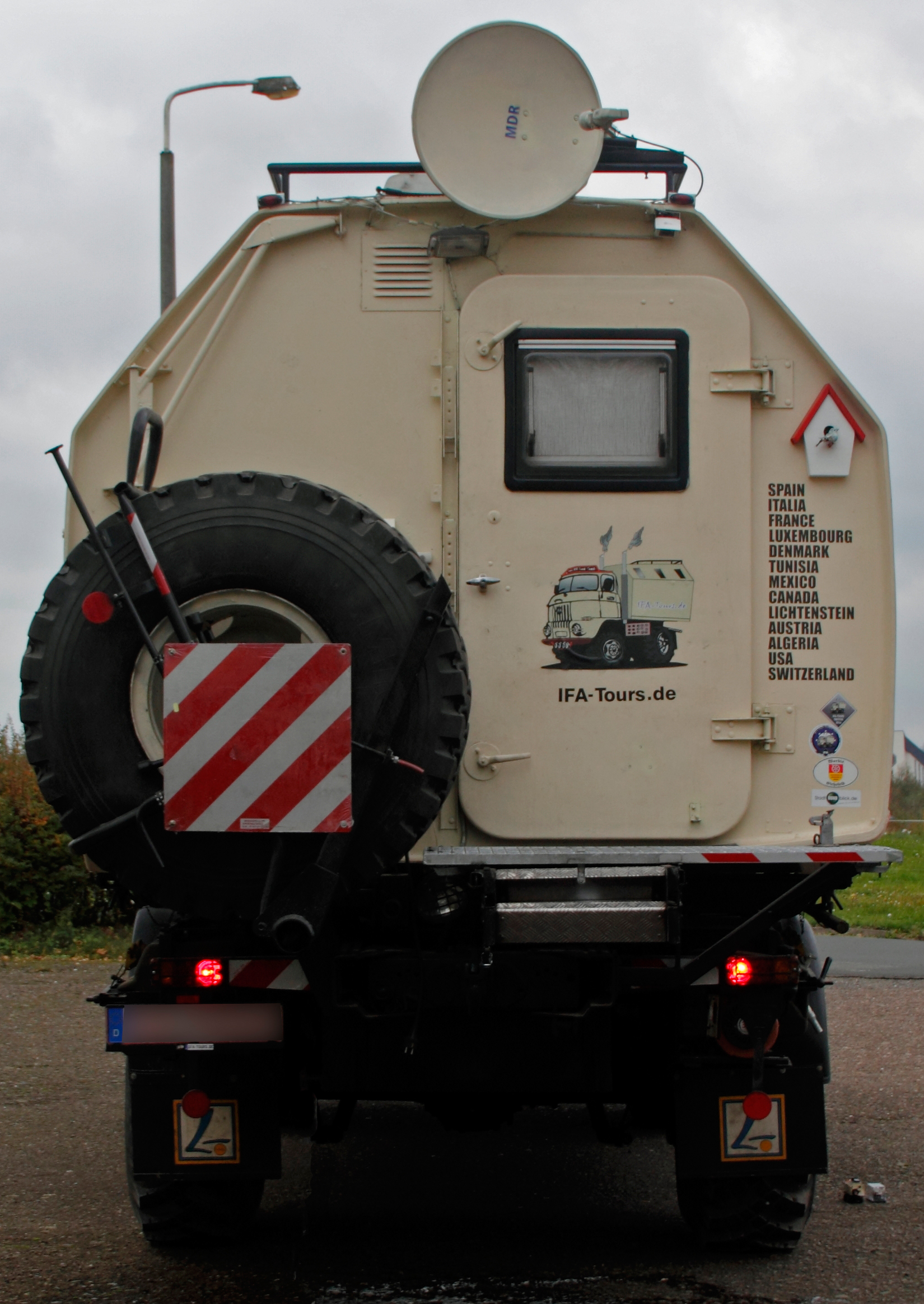 Direkte Heckansicht des IFA W50 LAK II GFK-Wohnkoffers von Renato Pietsch mit IFA-Tours Logo und angebrachter Neunspringe Liste.