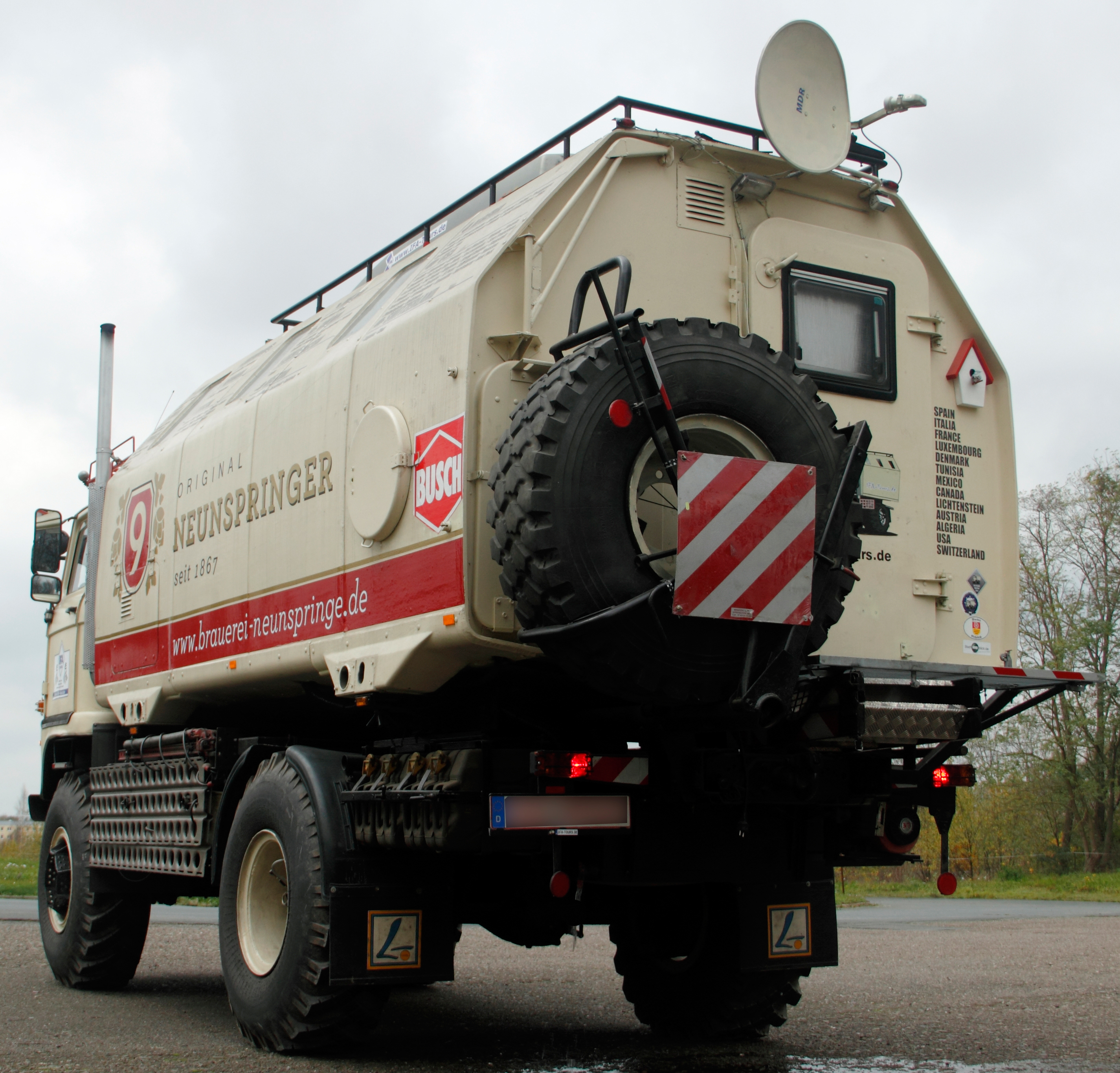 Der 4x4 Expedition Truck IFA W50 Willi von Renato Pietsch von hinten rechts mit Fokus auf Sandbleche und Neunspringer Schriftzug.